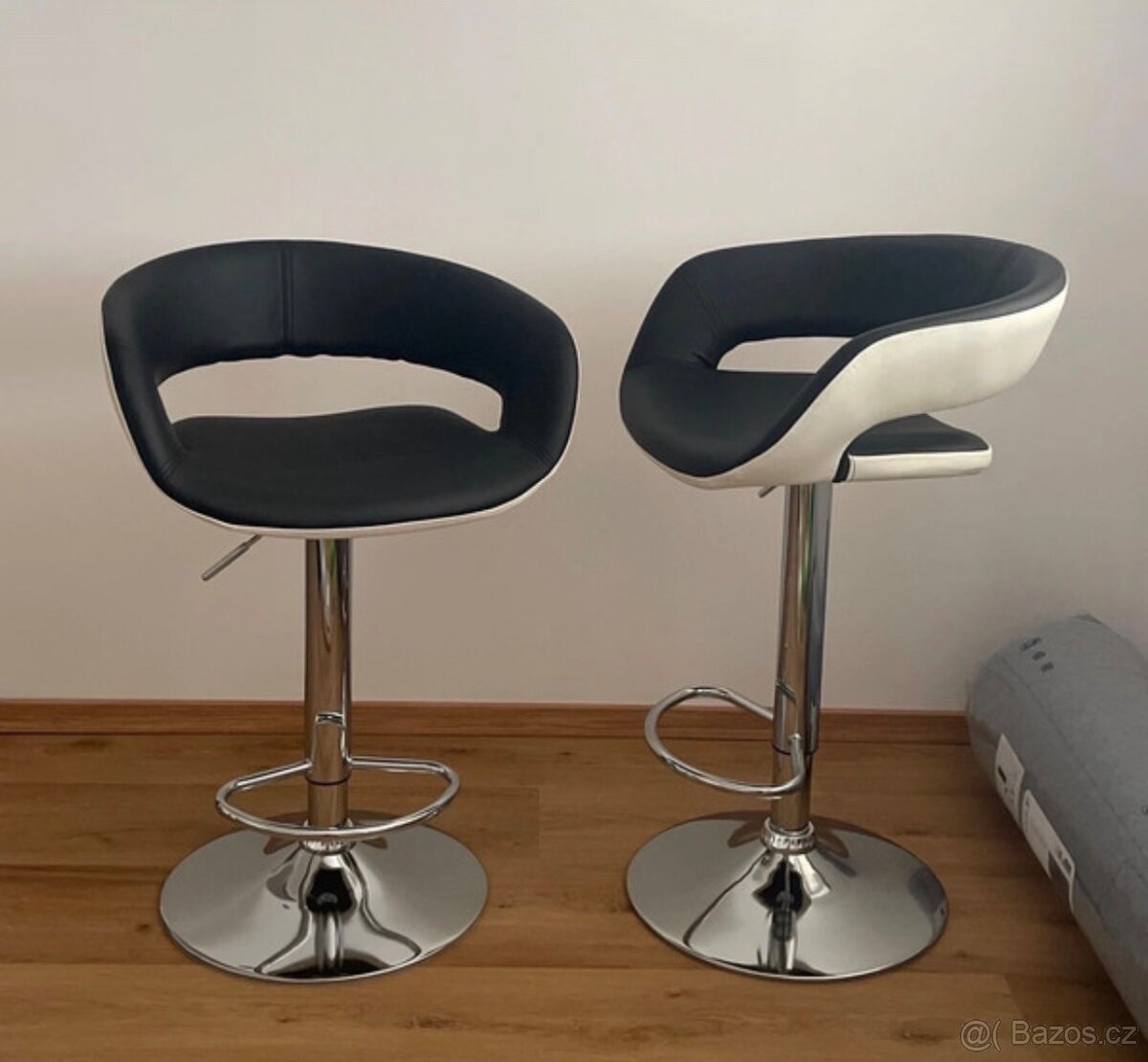Dvě nové barové židle