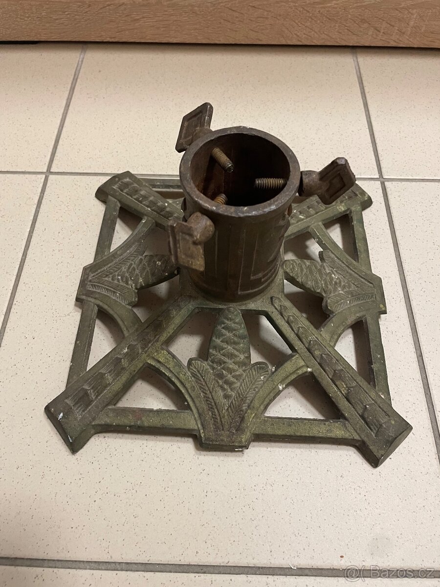 Starožitný stojan na stromeček