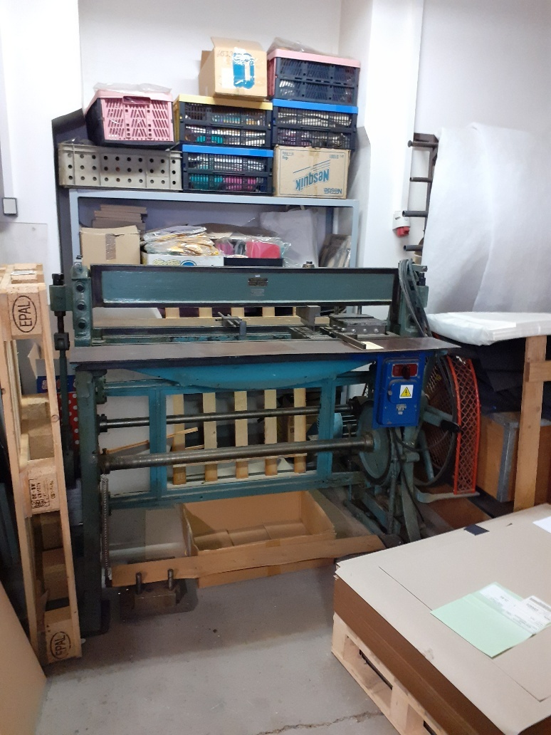 Stroj na výsek rohů a štěrbin