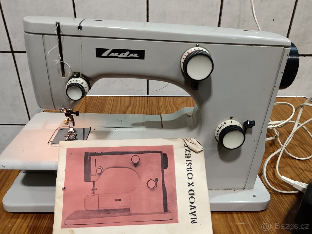Starý šicí stroj lada