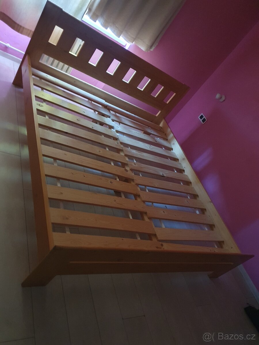 Dřevěná postel 180×200 cm