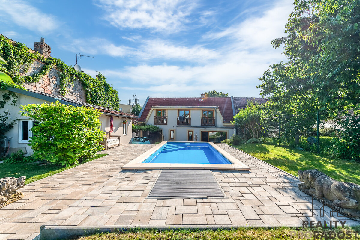 Rodinný dům 4+kk 133m2, Pozemek 638m2, Garáž, Bazén, Dílna