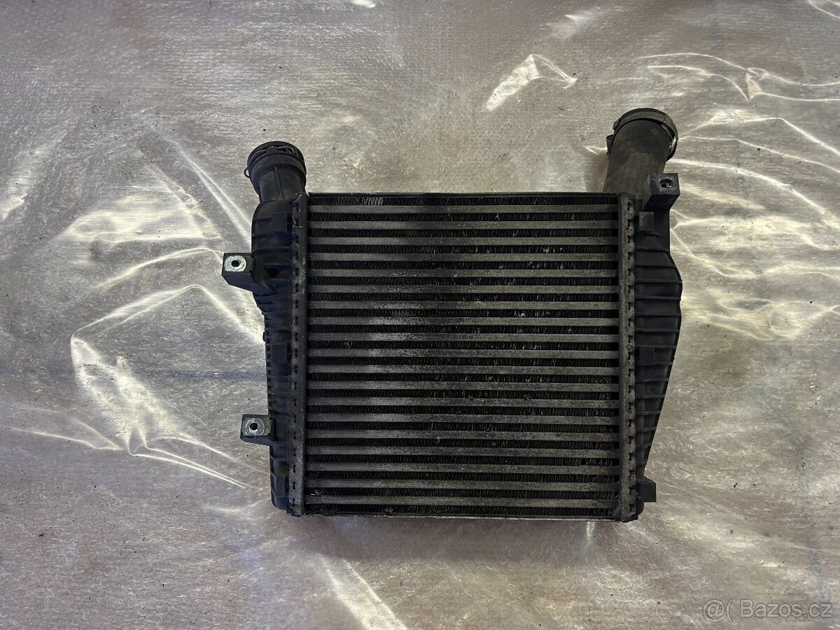 PRAVÝ INTERCOOLER AUDI Q7 3.0 TDI 7L6145804A