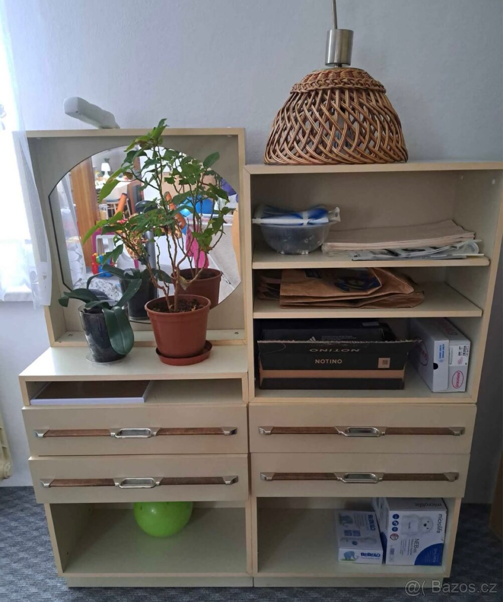 Toaletní stolek