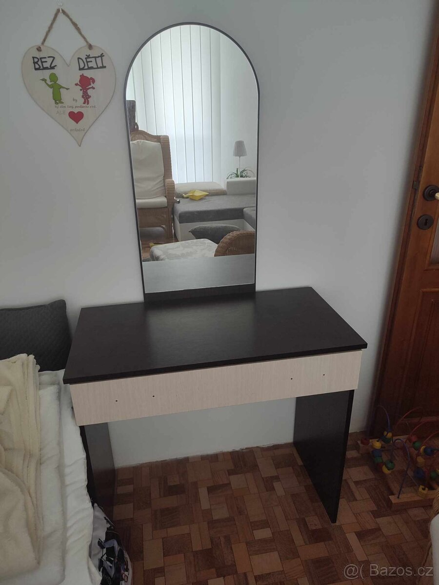 Toaletní stůl