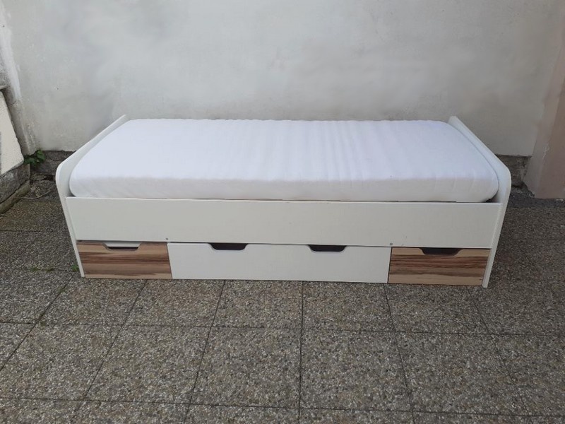 postel s úložným prostorem