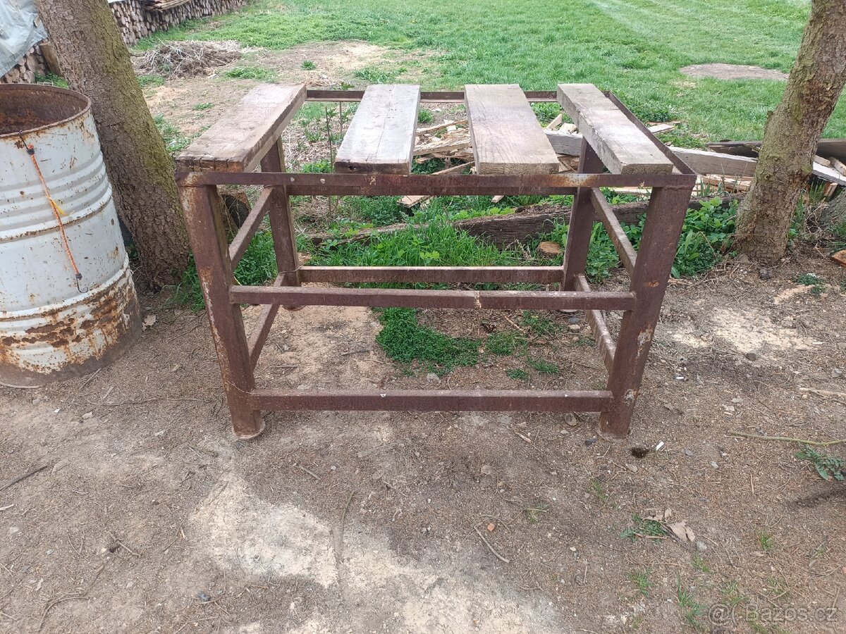 Dílenský stůl