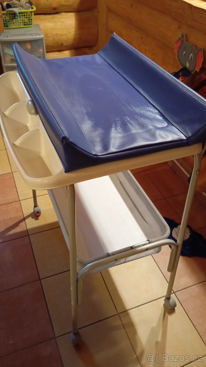Přebalovací pult na kolečkách s vaničkou