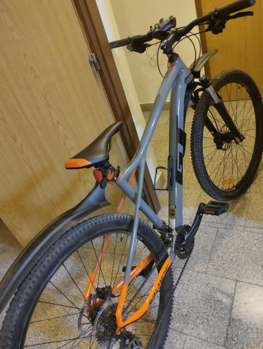 Pánské kolo GT a dětské kolo Scott