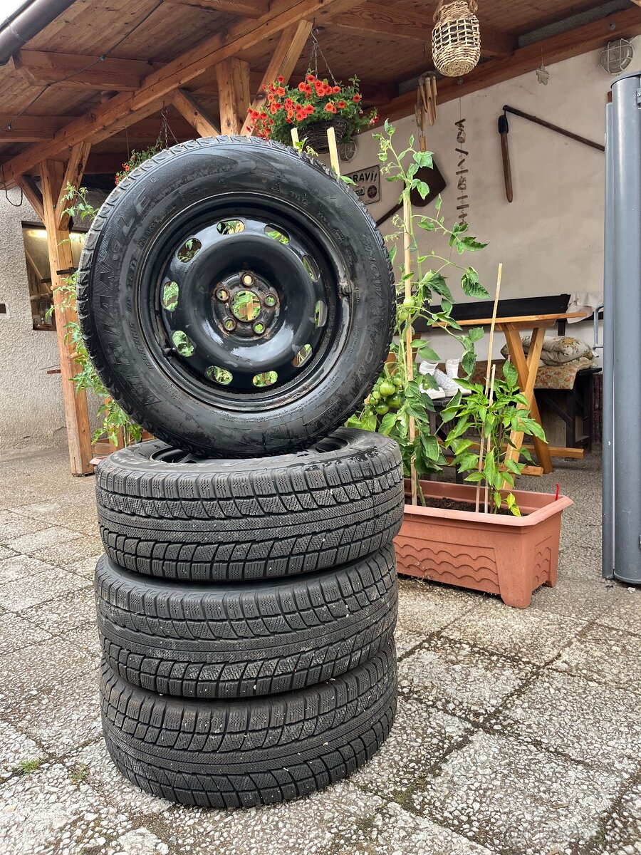 Zimní pneumatiky Triangle 195/65 R15 na plechových discích