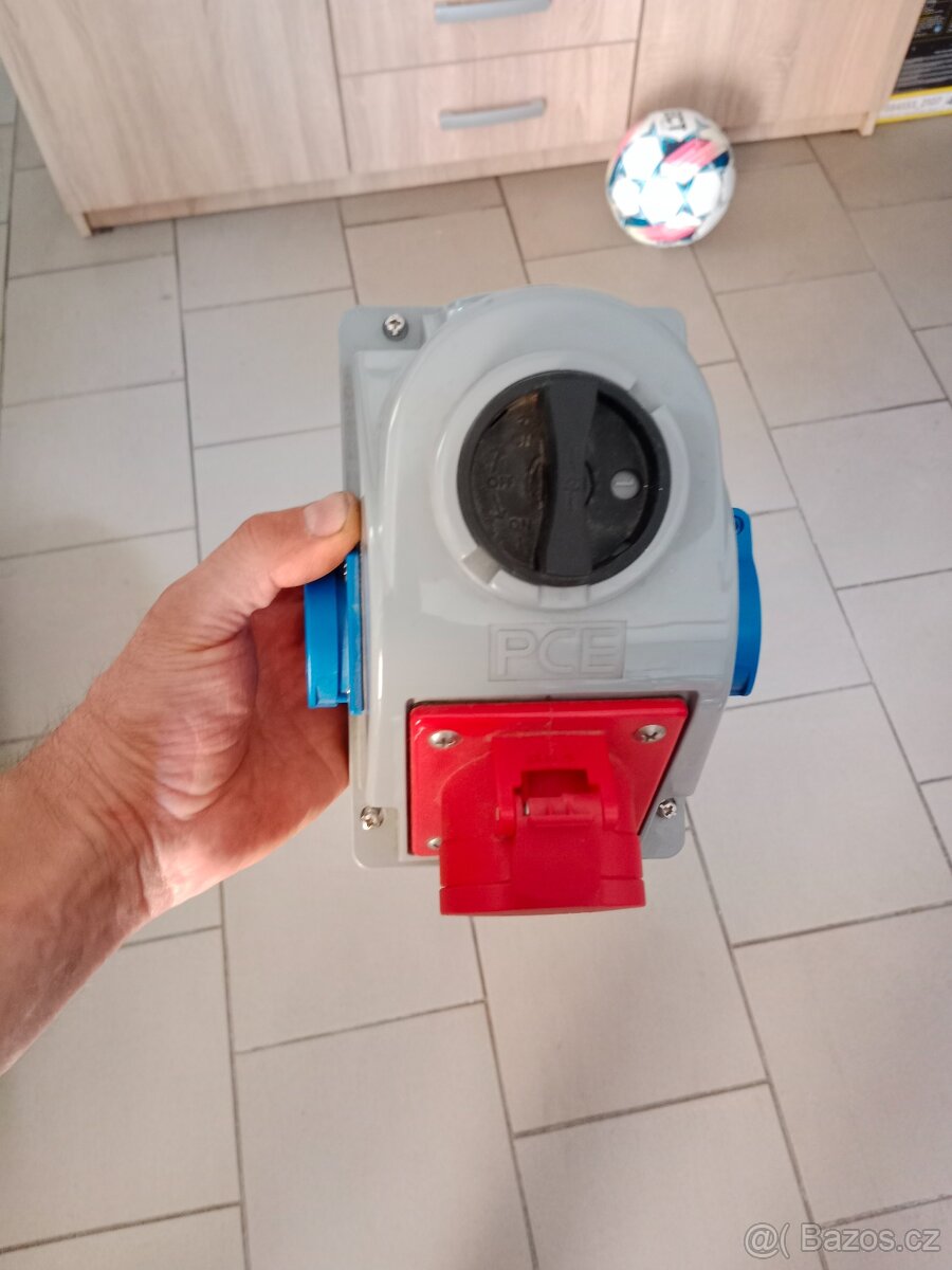Nástěnná zásuvka 400v +220