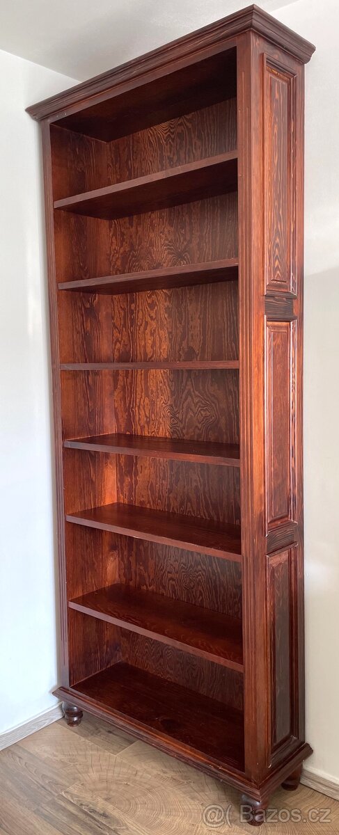 Masivní dřevěná knihovna vyrobená na zakáku