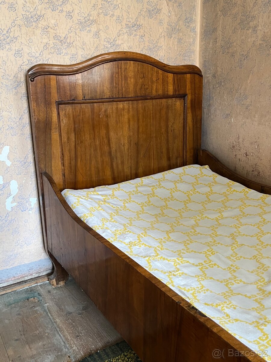 Starozitna postel