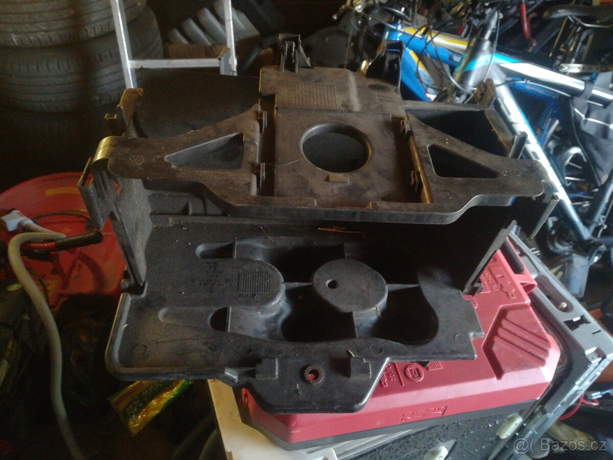 Drzak baterie vw golf octavia 1 bora