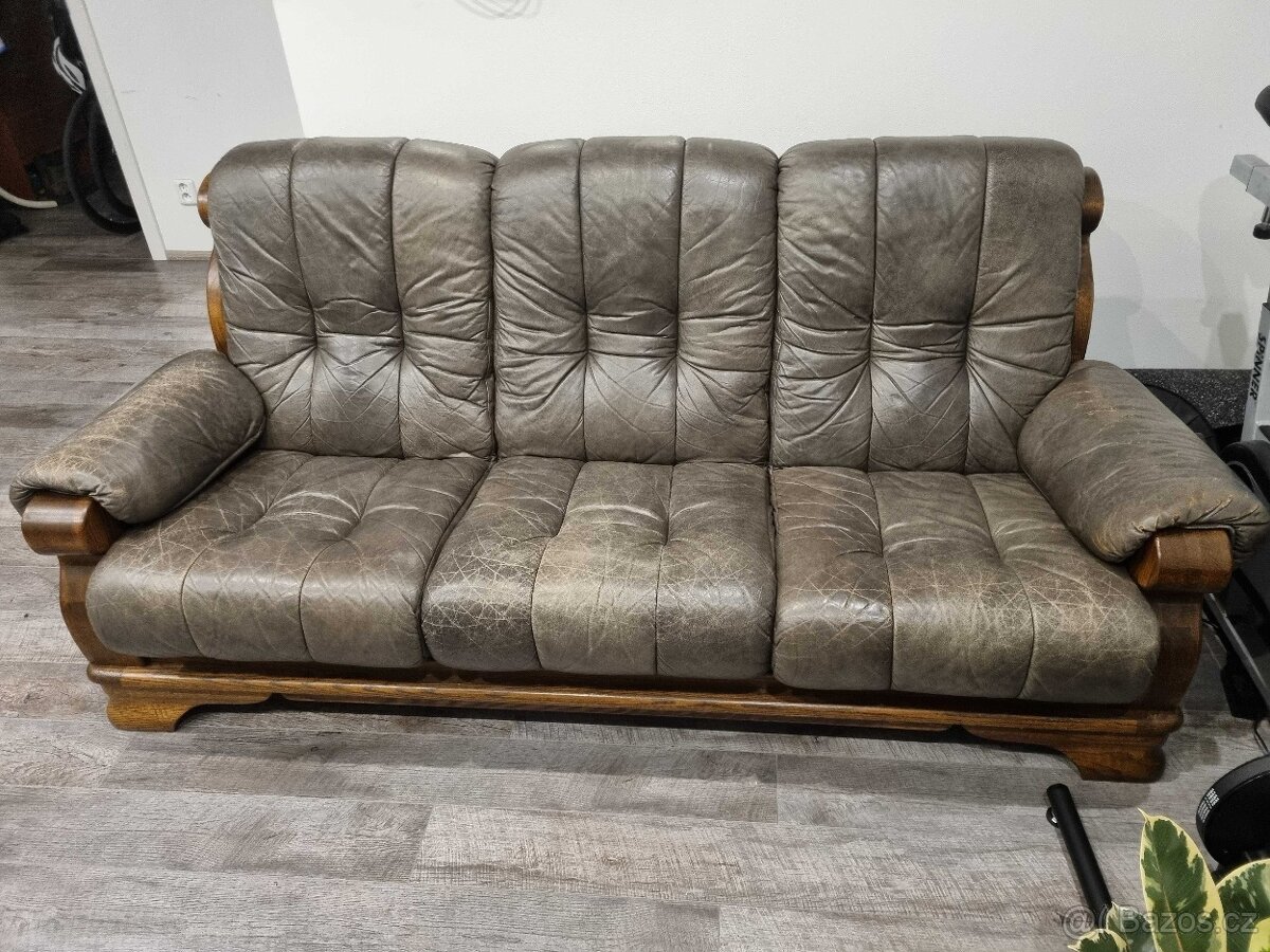 Kožená sedačka + dvě křesla z masivu – pohodlná, bytelná