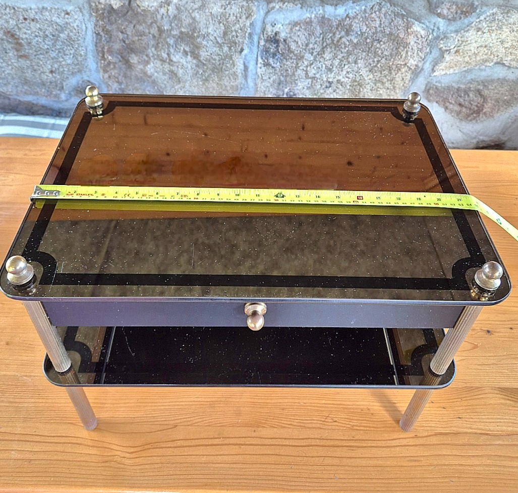 Skleněný dvoupatrový stolek