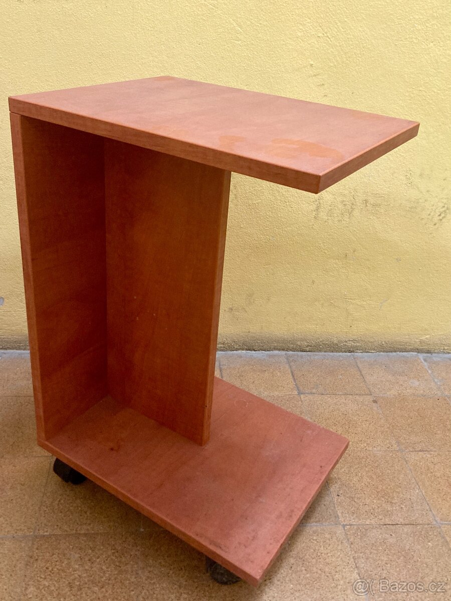 KVĚTINOVÝ STOLEK na kolečkách