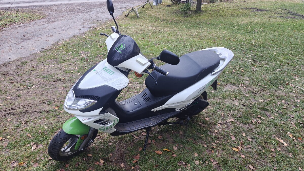 Akumoto 600 elektrický skútr bez baterie
