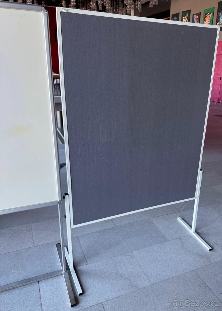 Textilní nástěnka na stojanu