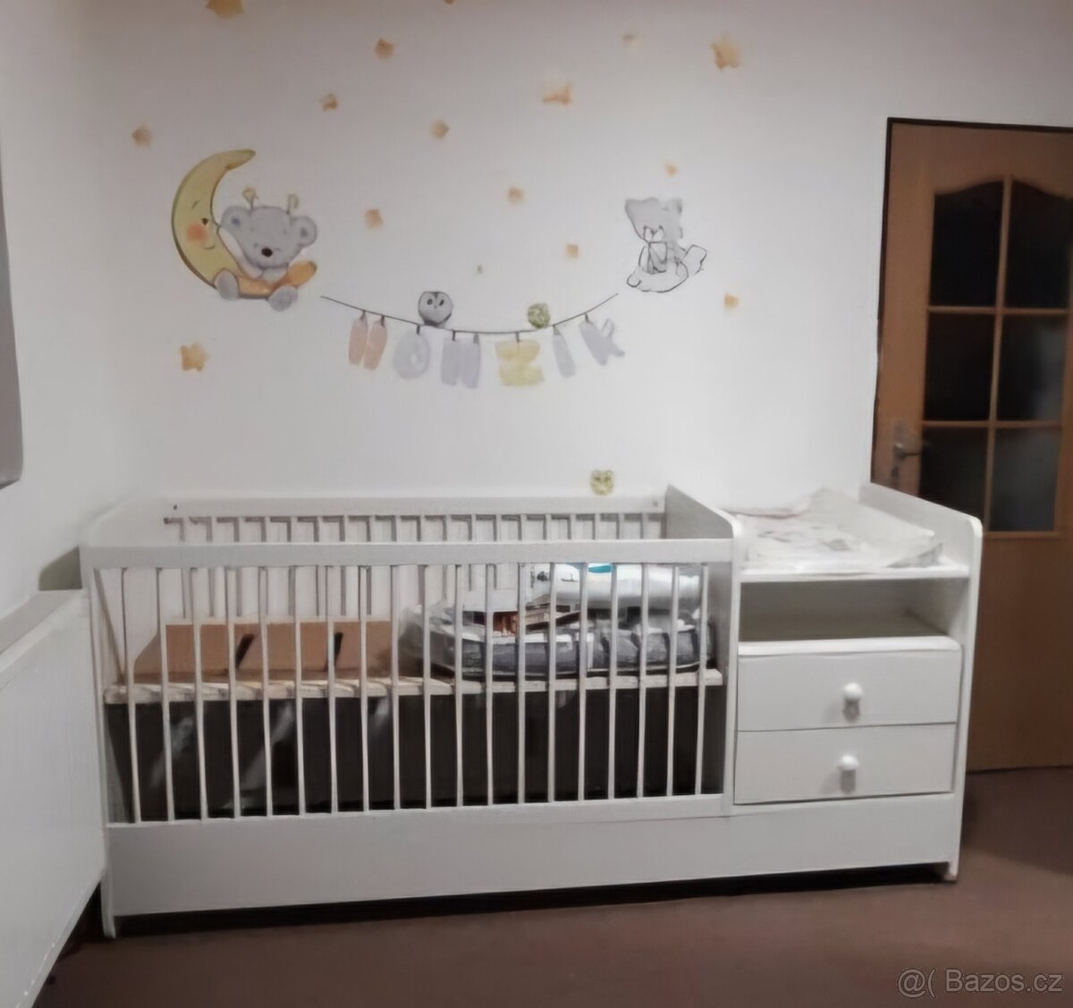 Postýlka s komodou a přebalovacím pultem