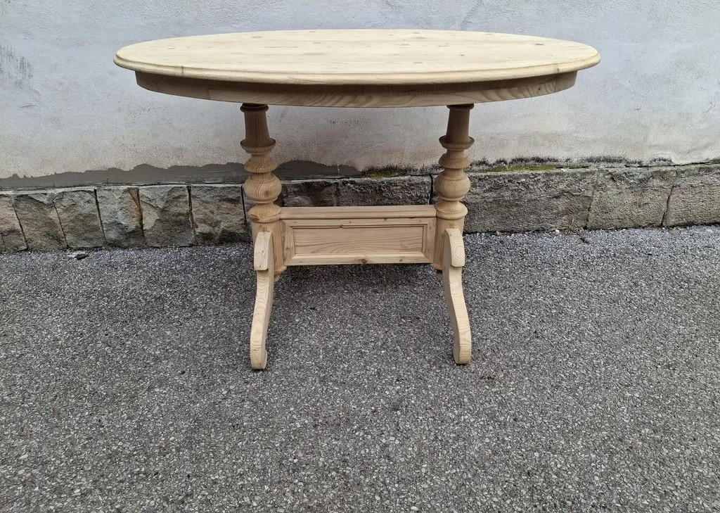 ZAJÍMAVÝ STAROŽITNÝ STŮL PO CELKOVÉ RENOVACI