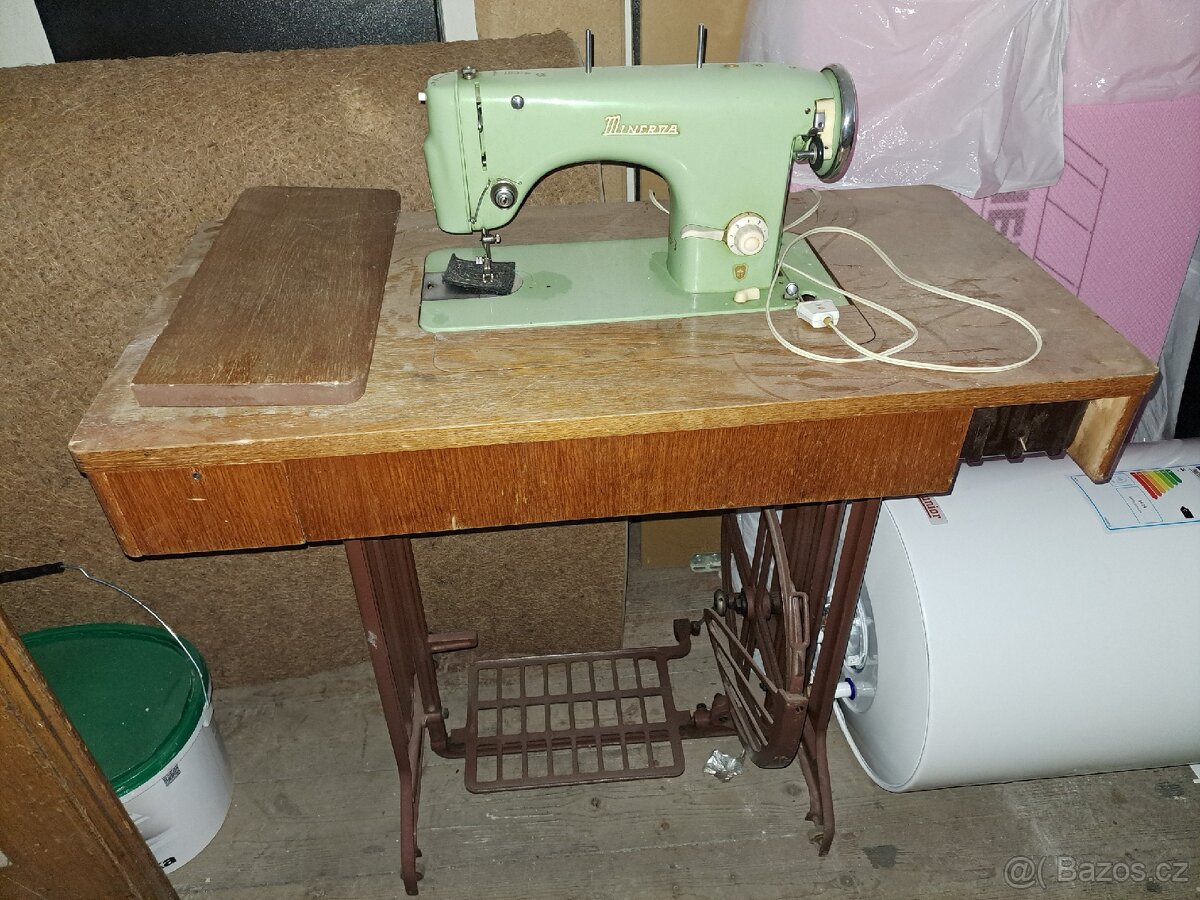Retro šicí stroj Minerva