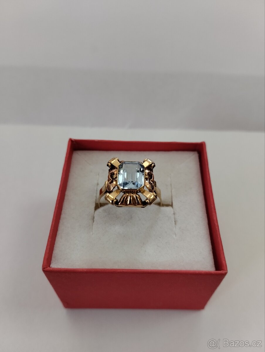 Zlatý prsten s modrým kamenem