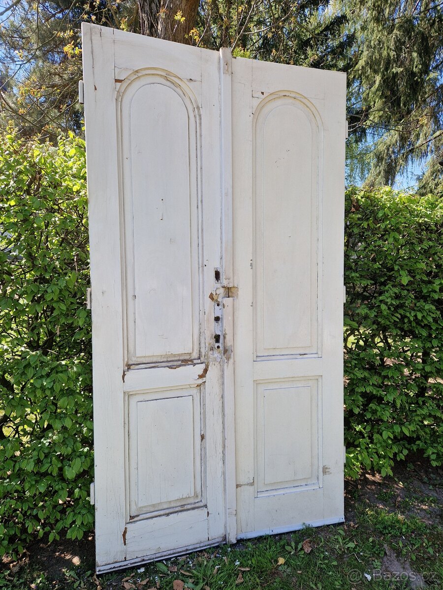 Dvoukřídlé dveře z období Československa