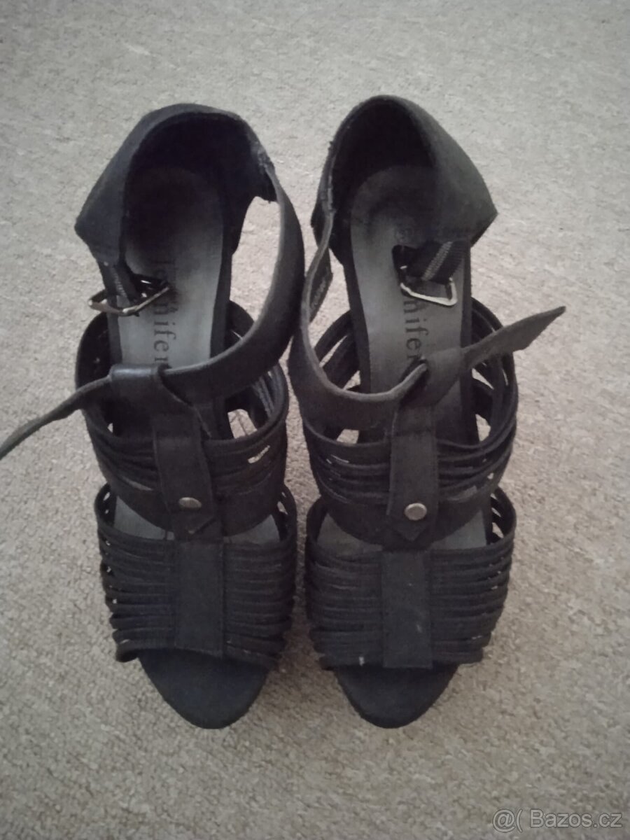 Letní boty na podpatku