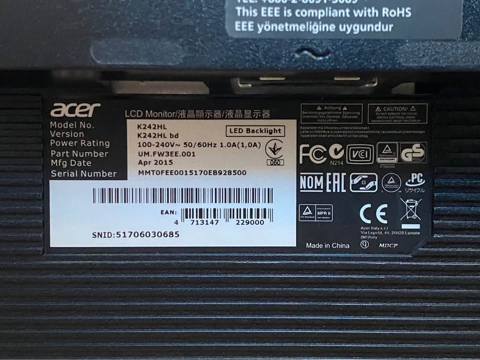 Prodám Monitor zn.Acer je poškrabaná obrazovka pri puštění t