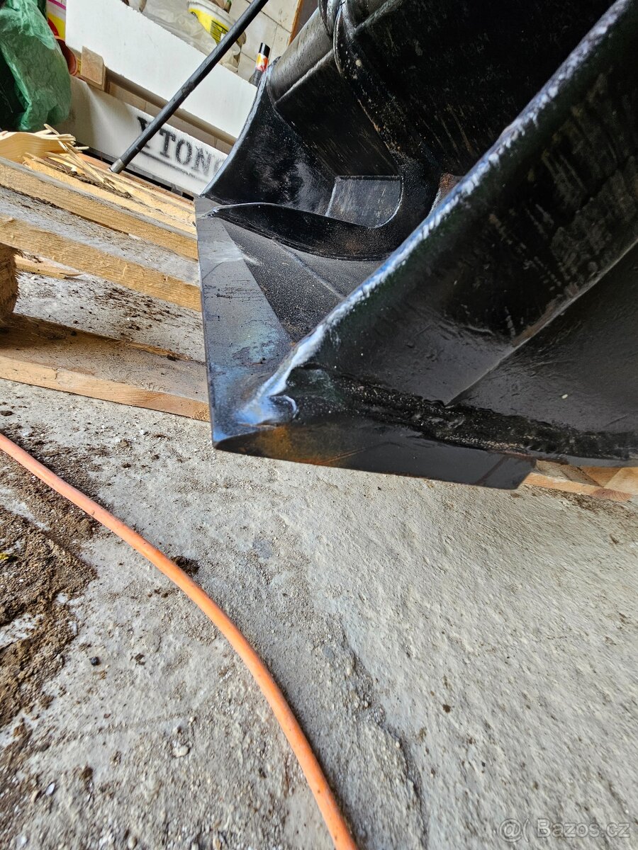 Svahovací lopata 140cm na JCB 3cx