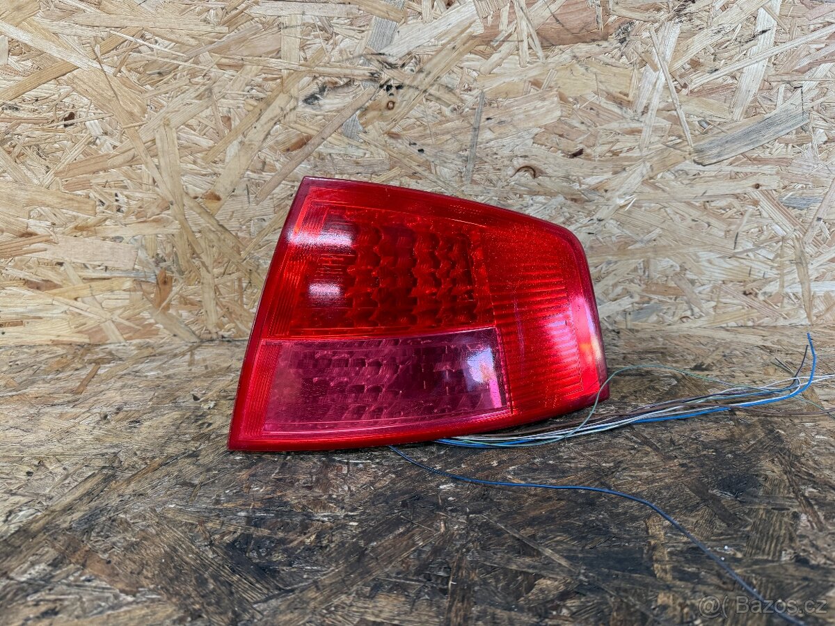 PRAVÉ ZADNÍ SVĚTLO AUDI A8 D3