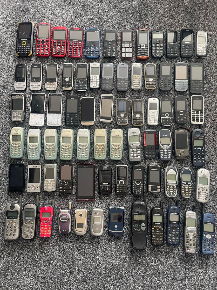 Retro telefony různých značek 73kusu