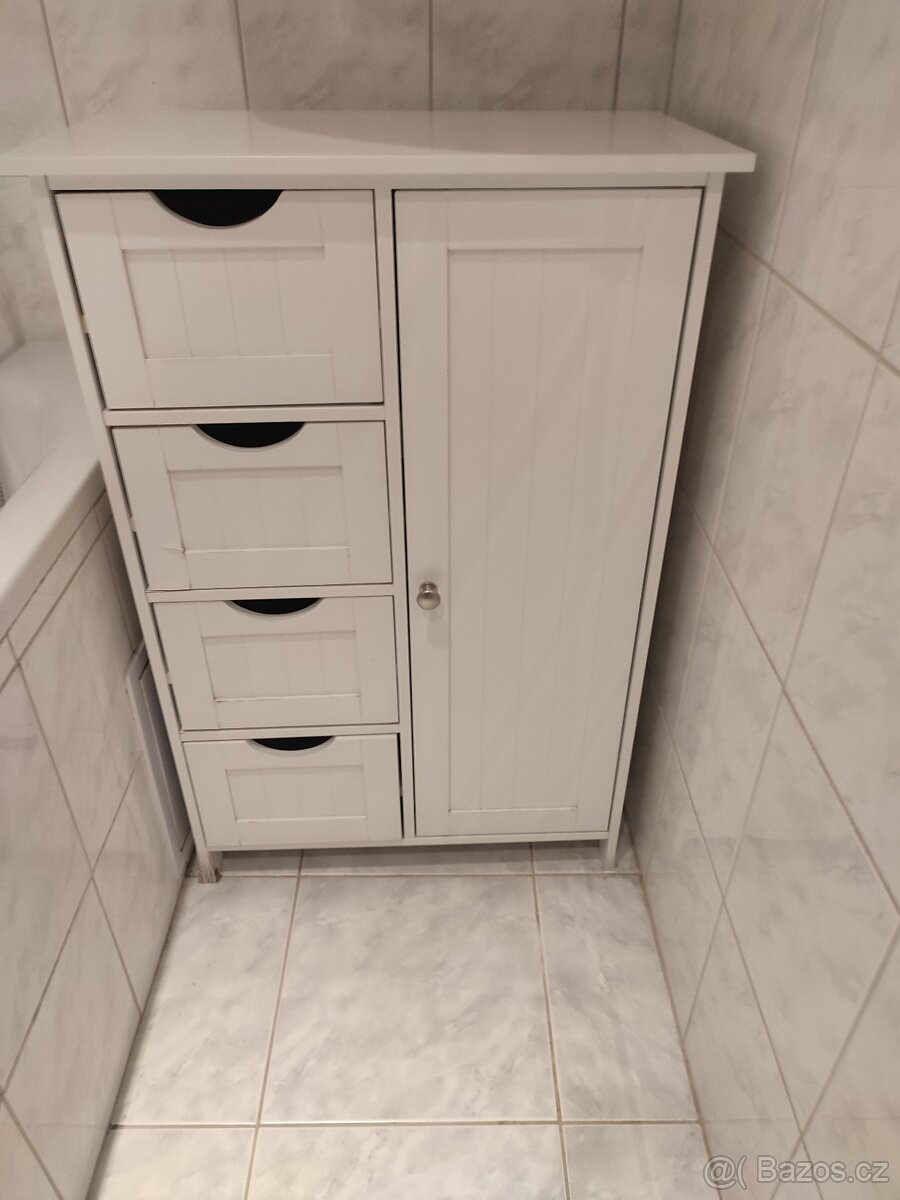 Malá skříňka do koupelny