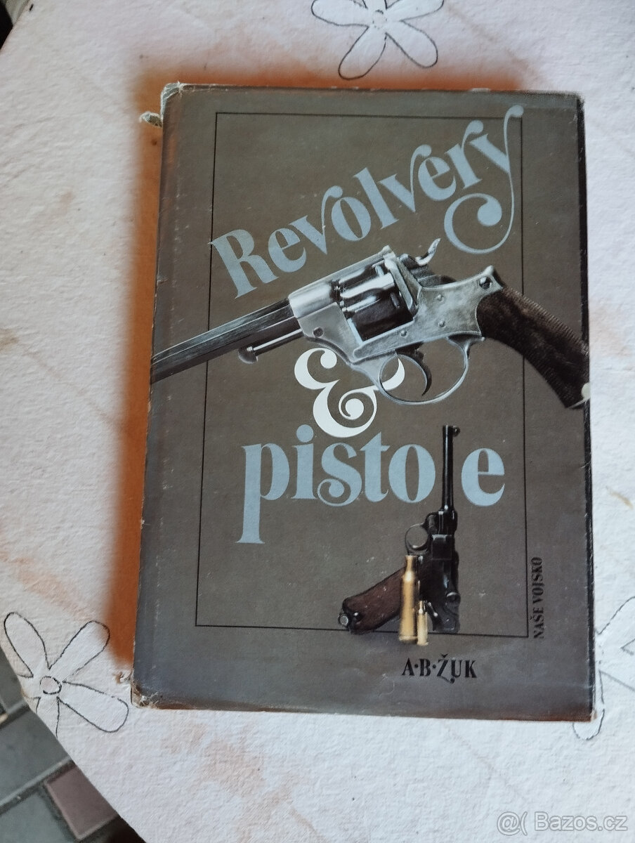 Revolvery a pistole,stará kniha o zbraních,postolích,