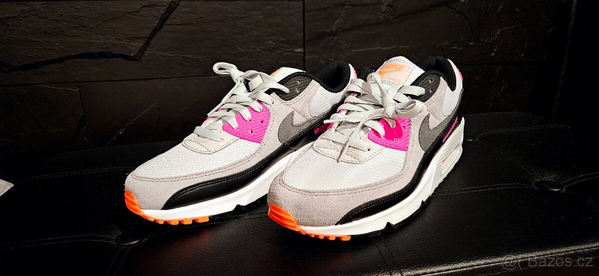 Ruzne druhy bot,tenisek Nike,Blauer,Reebok atd.