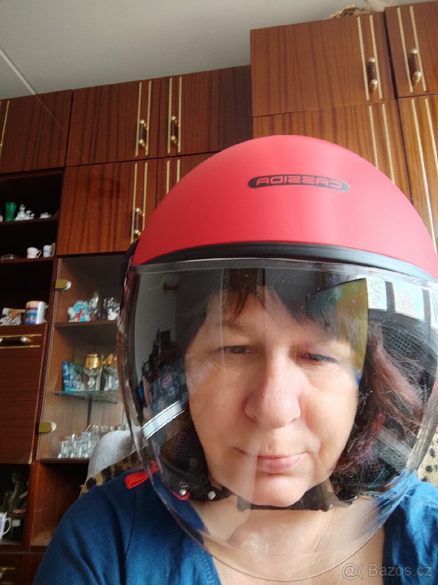 Dámská helma na skútr.Zanovni