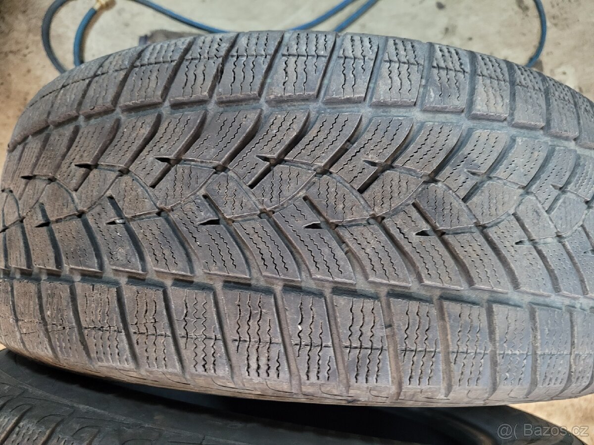 Goodyear ultra grip Performance 235/55 r17