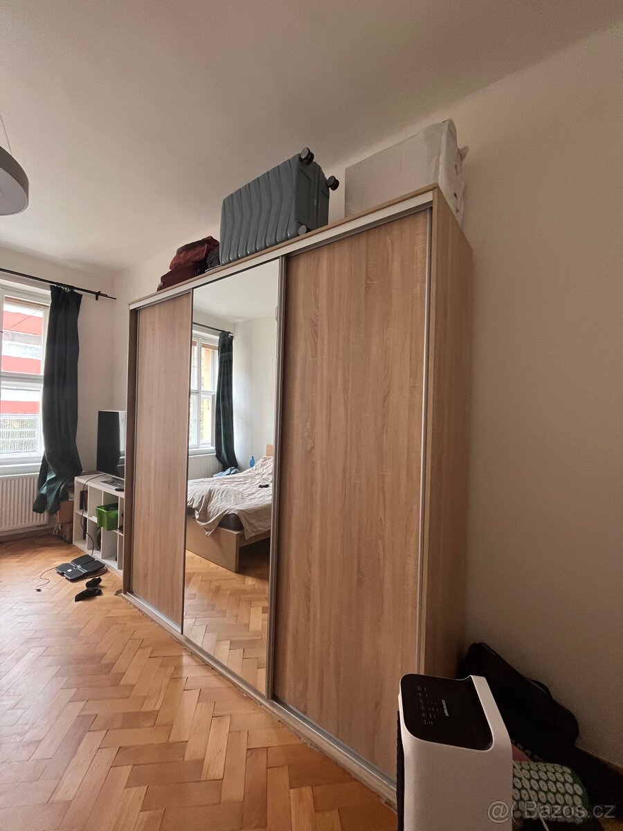 Šatní skříň zrcadlová