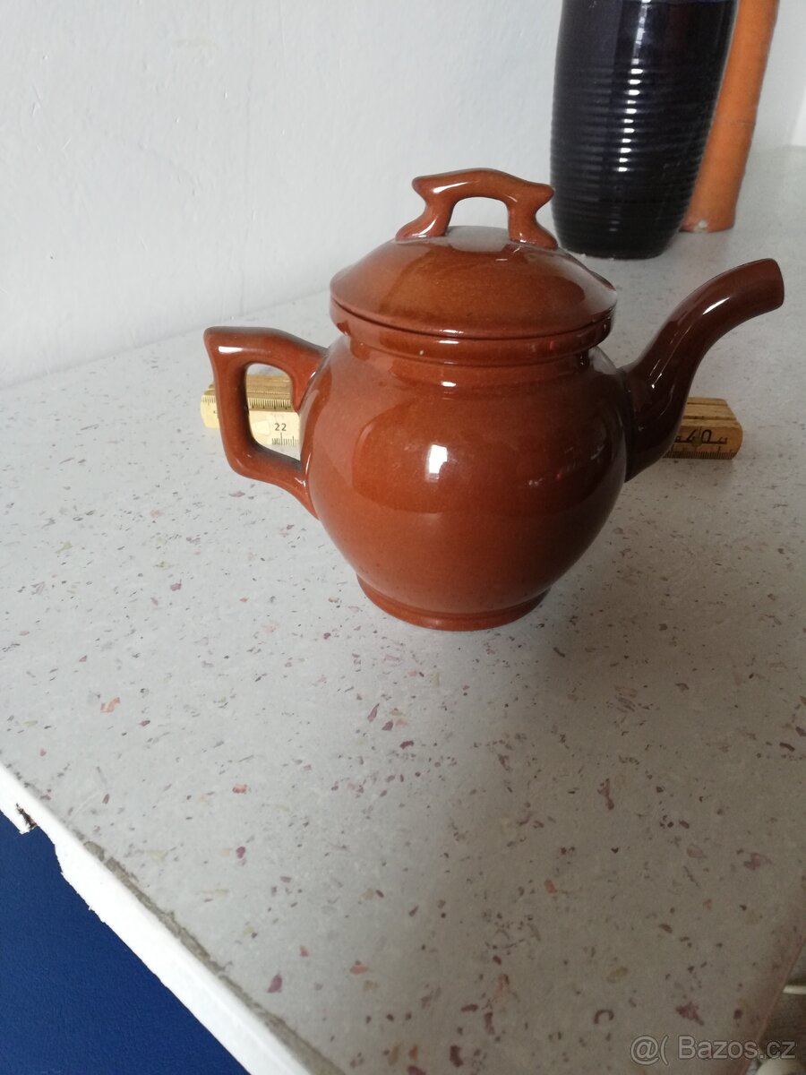 Porcelánová malá čajová konvička. D. R. P.