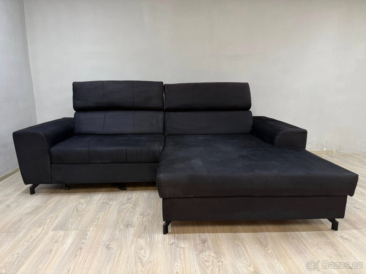 Tmavá sedací souprava.