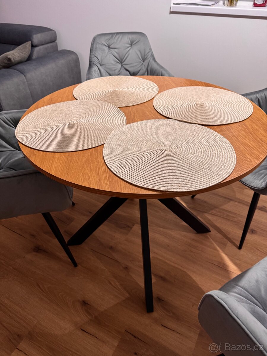 Jídelnî kulatý stůl