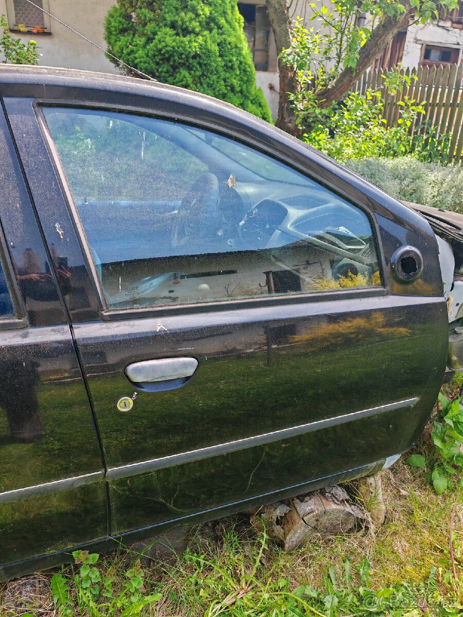 Fiat Punto 2(5-ti dveř.) - pravé přední dveře komplet