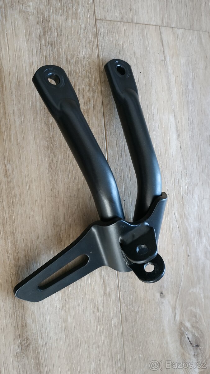 Yamaha MT03 - držák stupačky spolujezdce