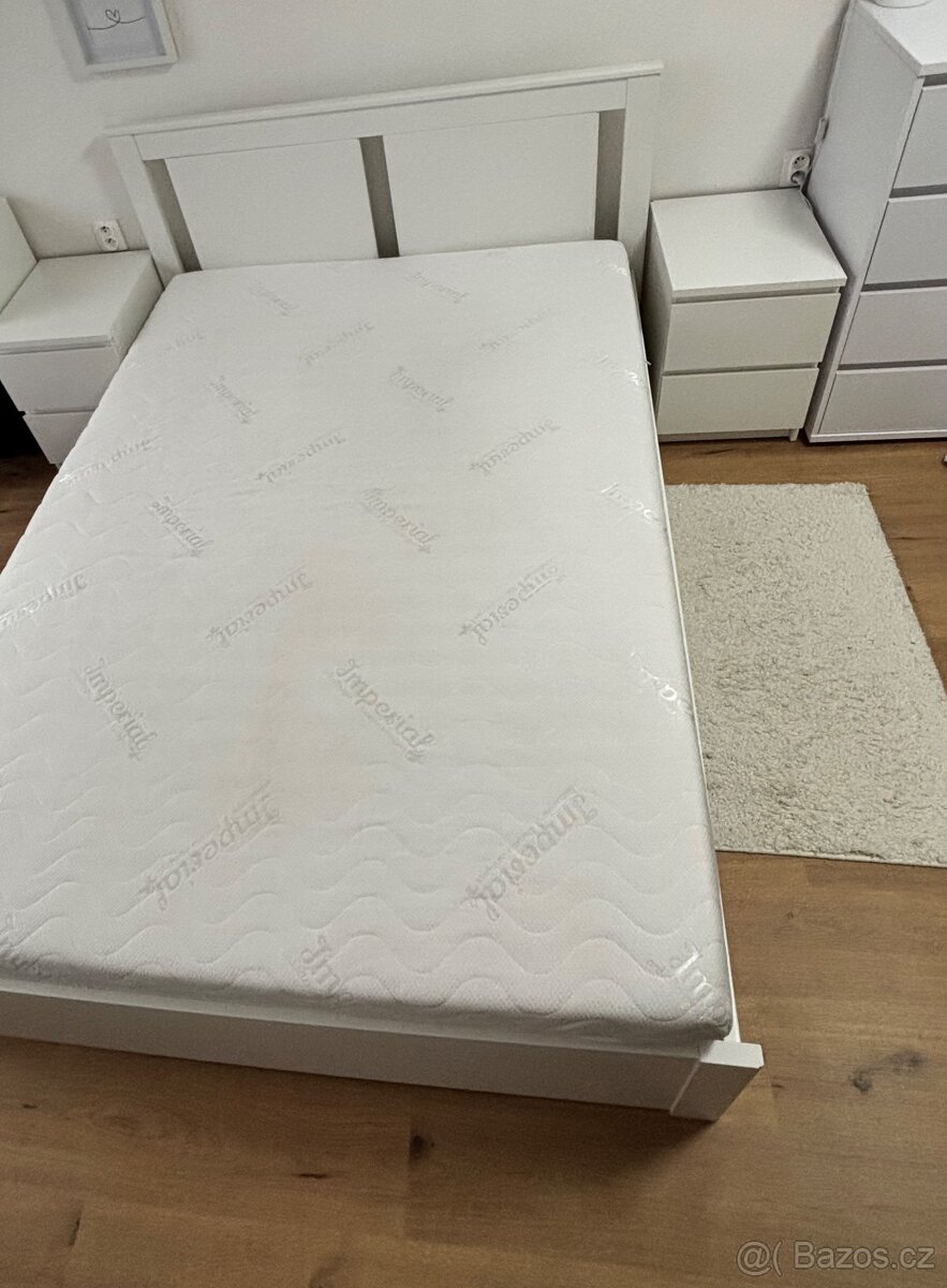 Postel s úložným prostorem