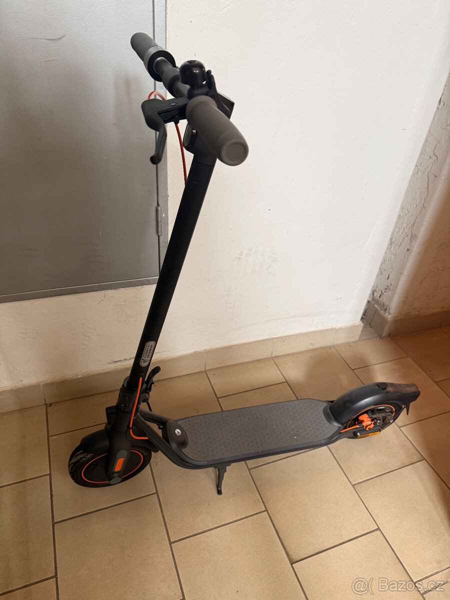 Ninebot by Segway - F40E - téměř nová elektrokoloběžka