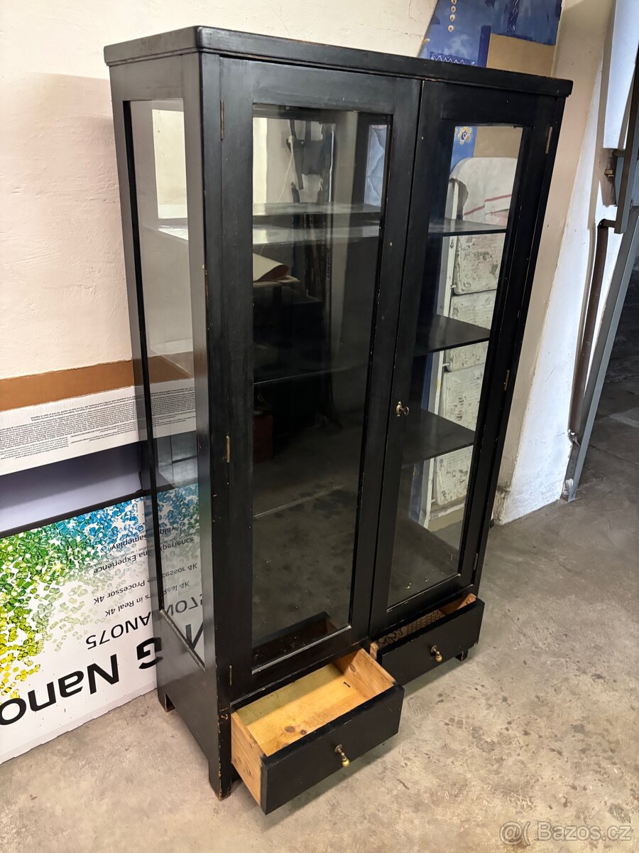 Starší vitrína se skleněnými dveřmi – vintage styl