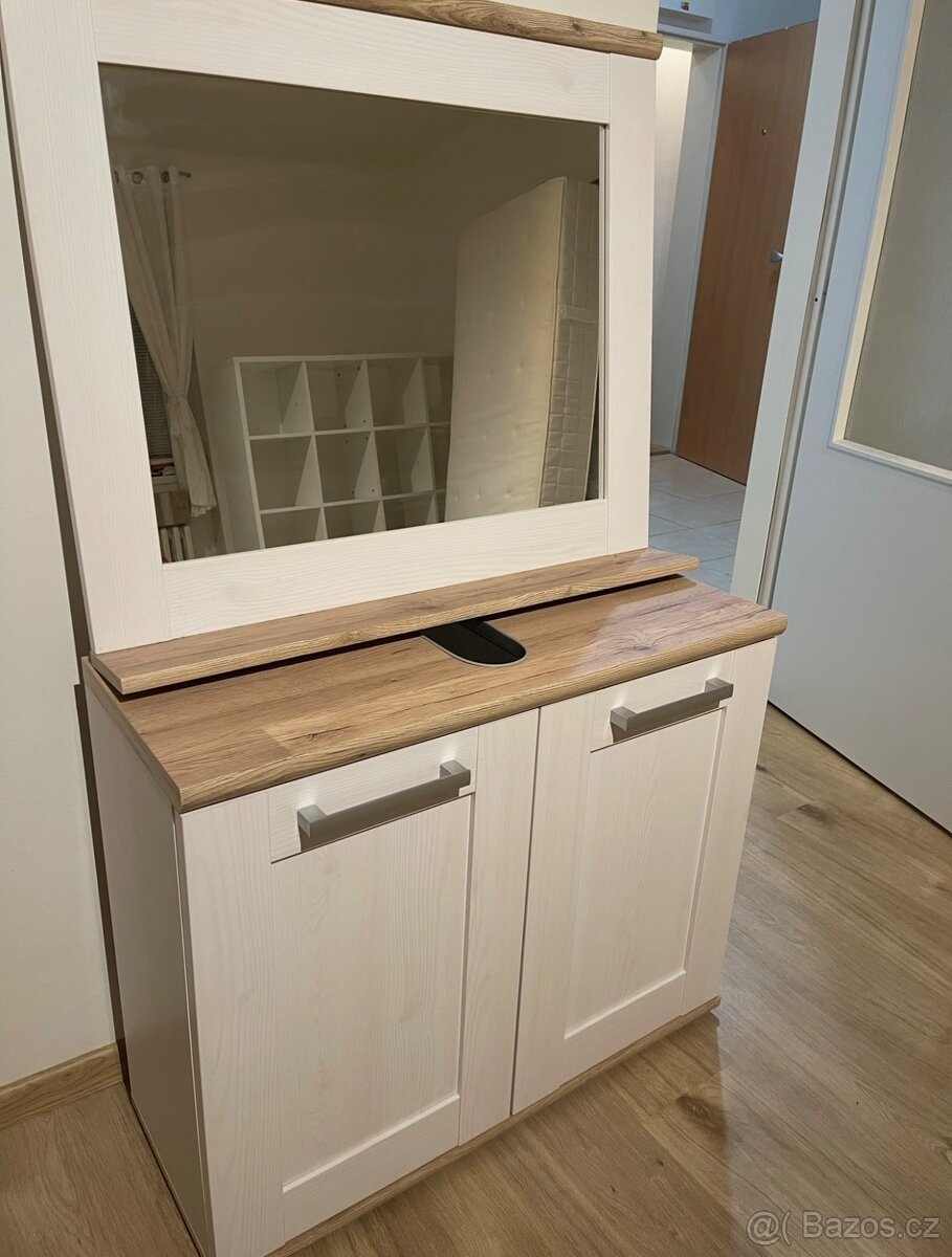 Zrcadlo se skřínkou