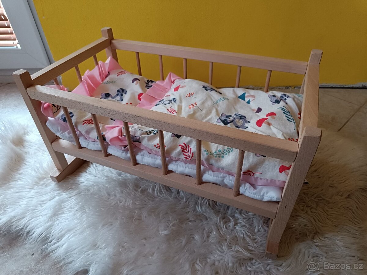 Dřevěná postýlka a puzzle