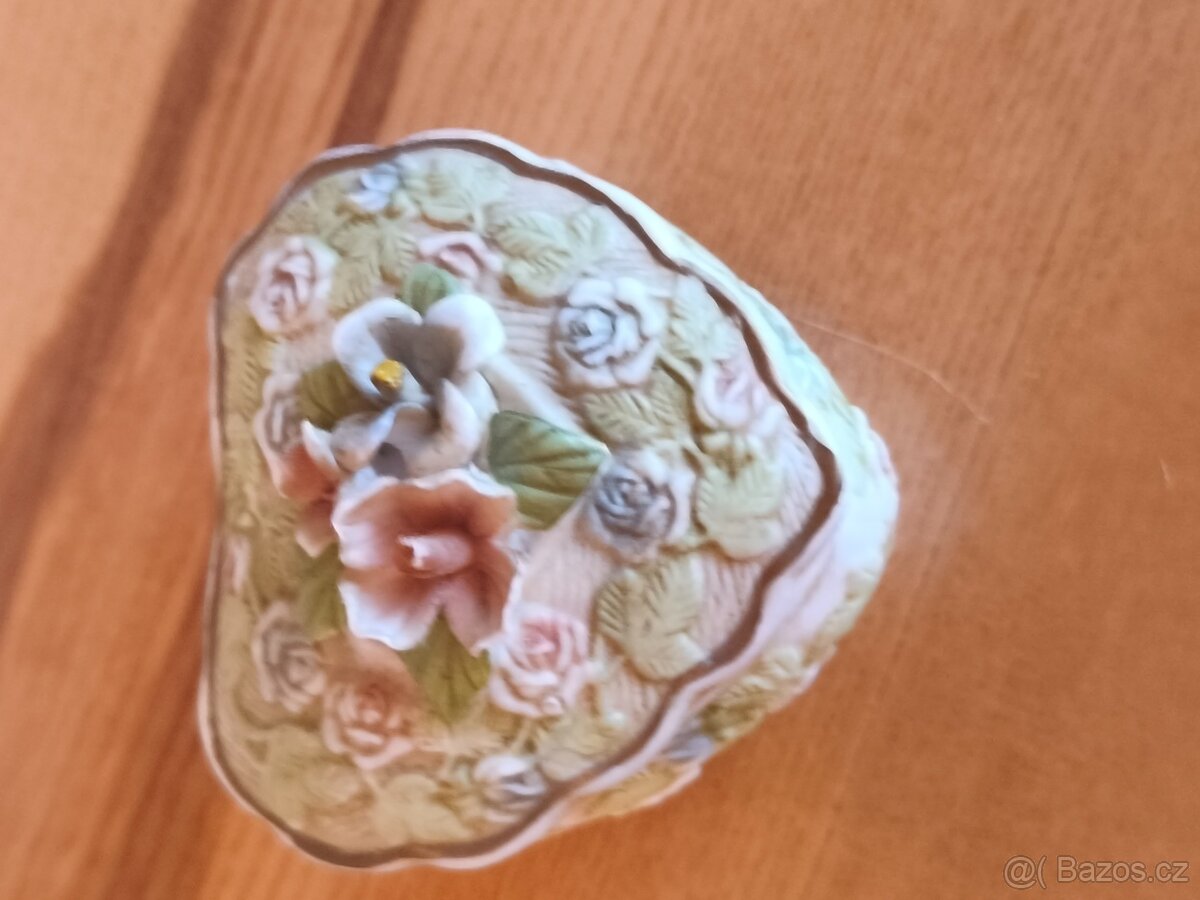 Porcelánová dozička na šperk